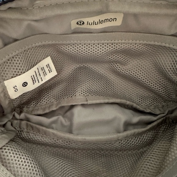 🍋 lululemon 🍋 Everywhere Belt Bag NWOT Seal Grey - Picture 3 of 4
